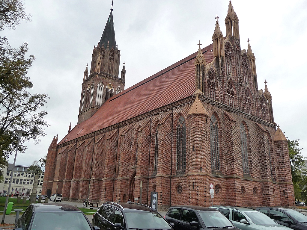 Die restaurierte Neubrandenburger Marienkirche in der Innenstadt