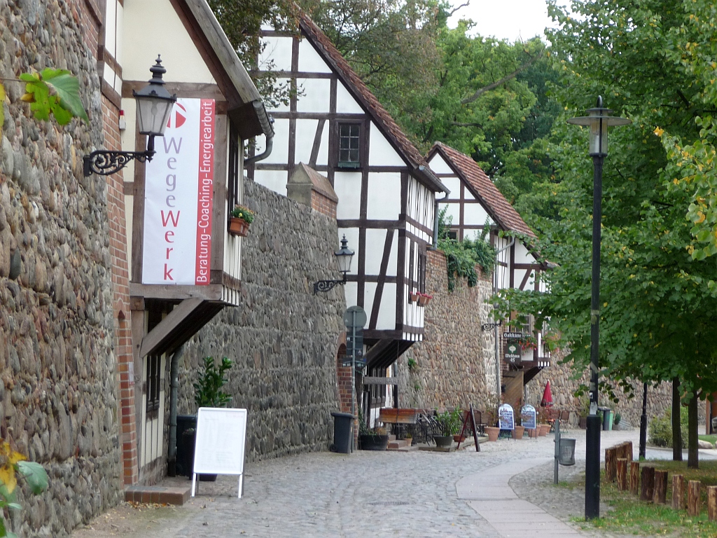 Liebevoll restaurierte Wiekhäuser in der Neubrandenburger Stadtmauer